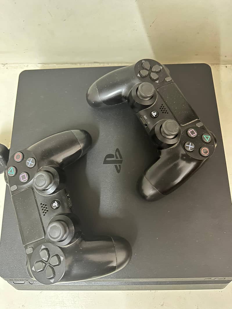 PS4 Slim 500GB 2 controllers rarely used 4