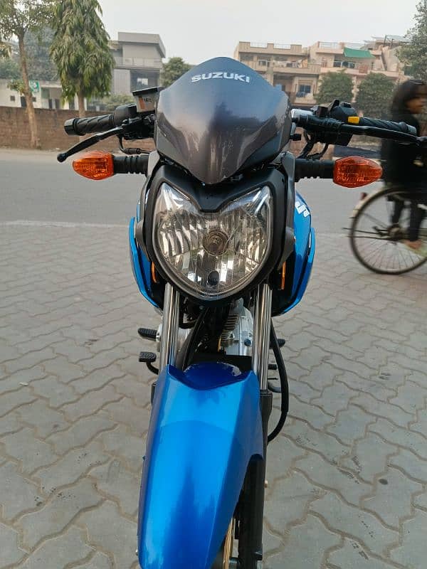 suzuki gsx 125 2024 model only 2100km driven. scratch less conditions 5