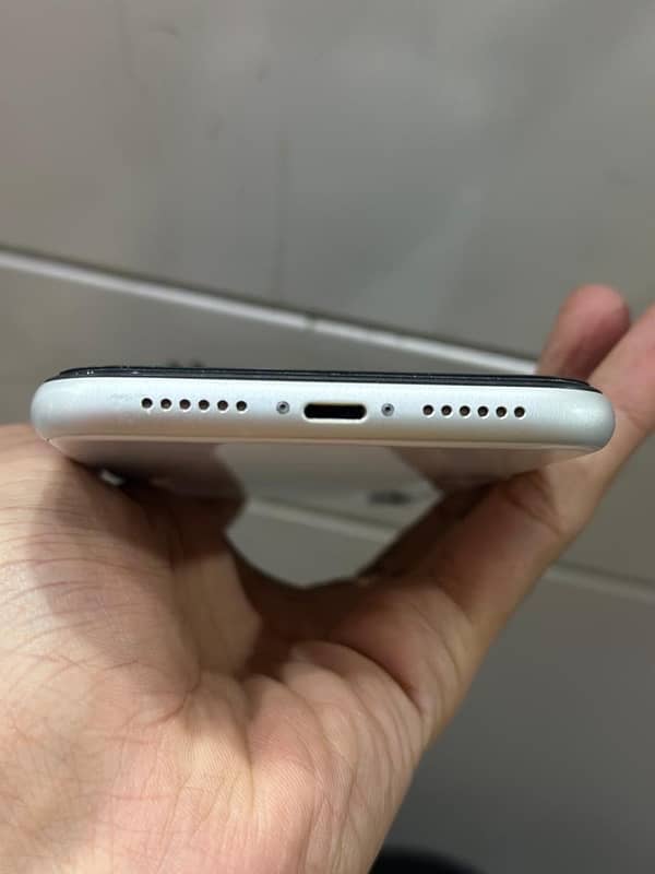 iphone xr ha 10/10 condition factory unlock 3