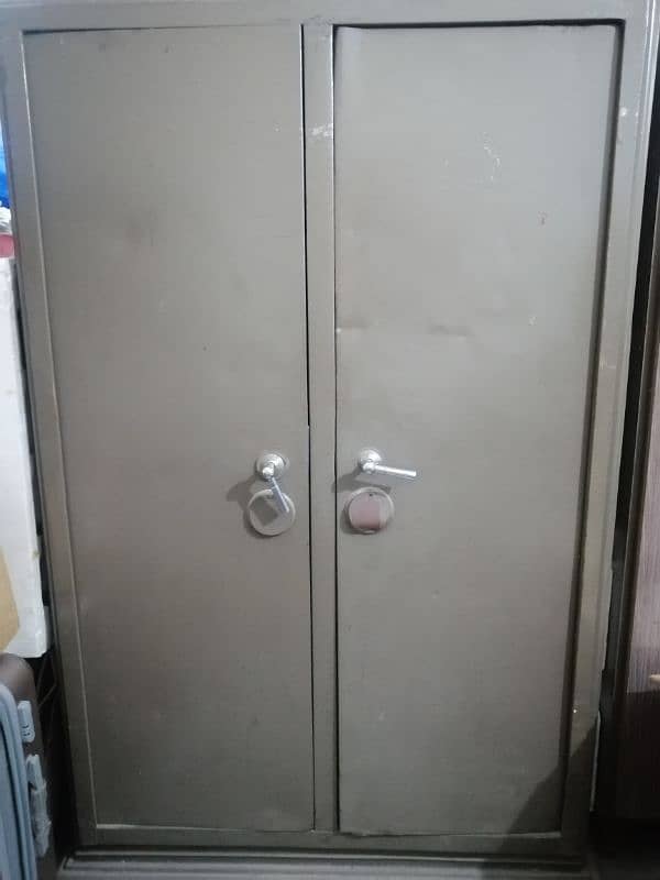 old heavy weight safe almari 0