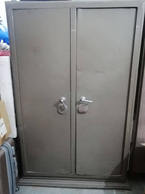 old heavy weight safe almari 1