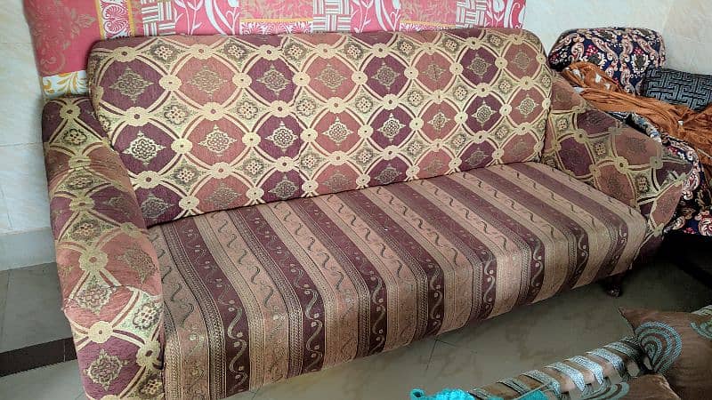 5 Seater 1+1+3 , Neat Condition and very comfortable. 4