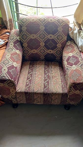 5 Seater 1+1+3 , Neat Condition and very comfortable. 6