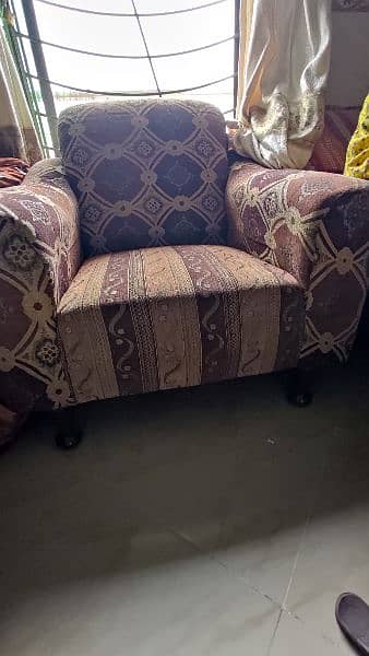 5 Seater 1+1+3 , Neat Condition and very comfortable. 8