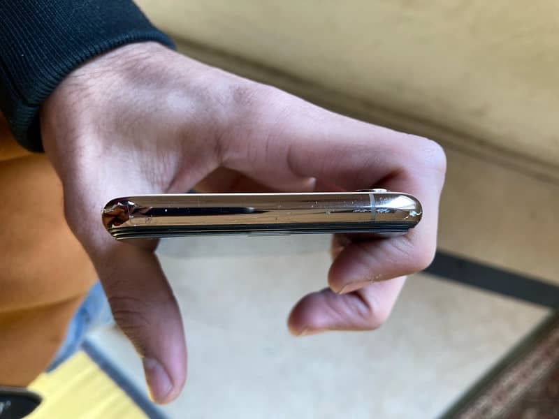 Iphone xs Golden Non PTA 64 GB 1