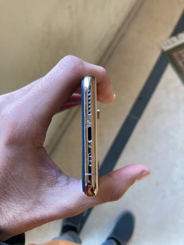 Iphone xs Golden Non PTA 64 GB 2