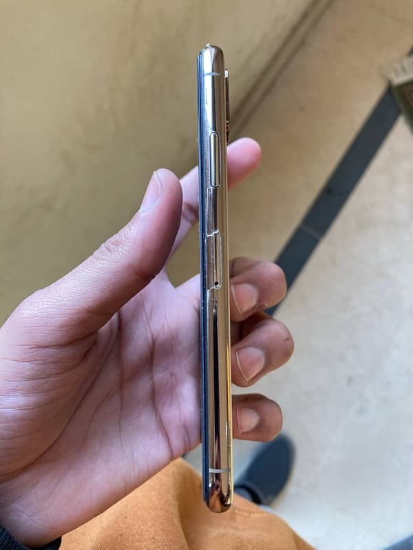 Iphone xs Golden Non PTA 64 GB 4