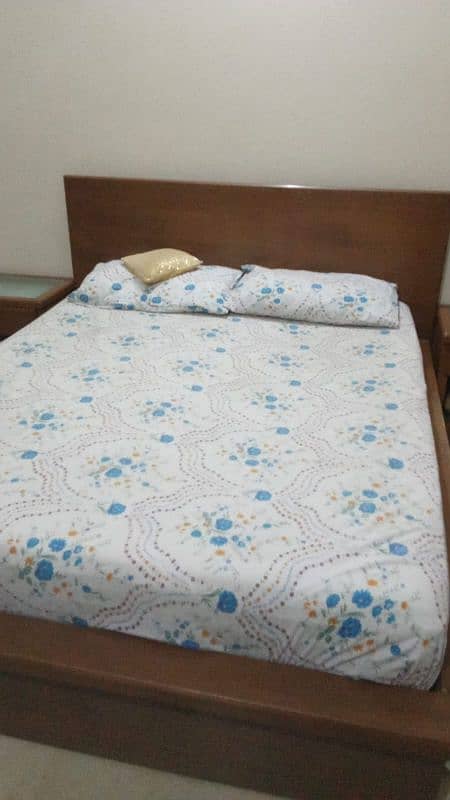 QUEEN SIZE BED AVAILABLE FOR SALE I GOOD CONDITION WITH SPRING MATRAS 2