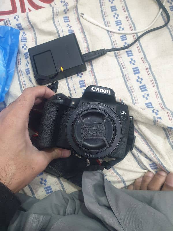 Canon EOS 77D with 2 lenses 0