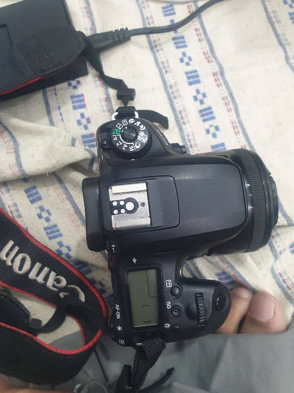 Canon EOS 77D with 2 lenses 1