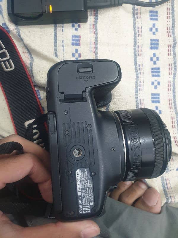 Canon EOS 77D with 2 lenses 4