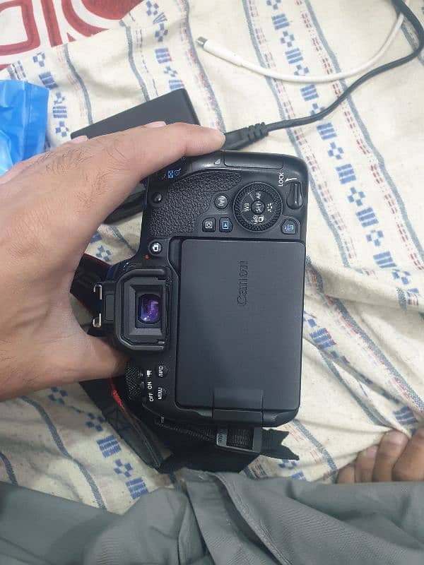 Canon EOS 77D with 2 lenses 5