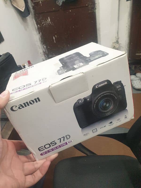 Canon EOS 77D with 2 lenses 8