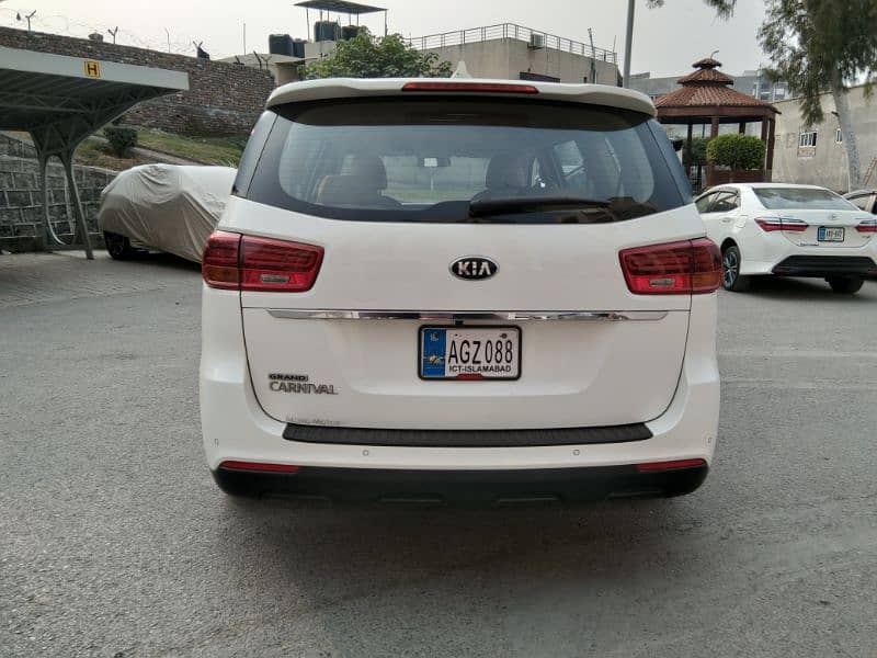 KIA Grand Carnival 2018 1