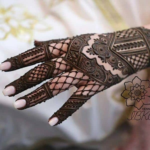 Bridal Henna Artist 3