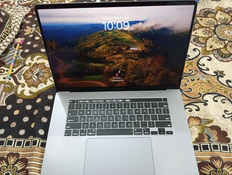 MacBook pro 2019 with charger. 16inch / 512gb / i7 1