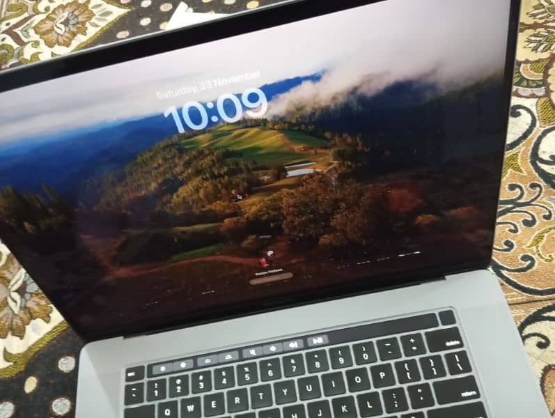 MacBook pro 2019 with charger. 16inch / 512gb / i7 2