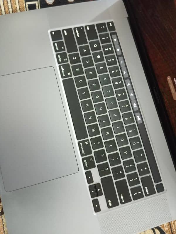 MacBook pro 2019 with charger. 16inch / 512gb / i7 5