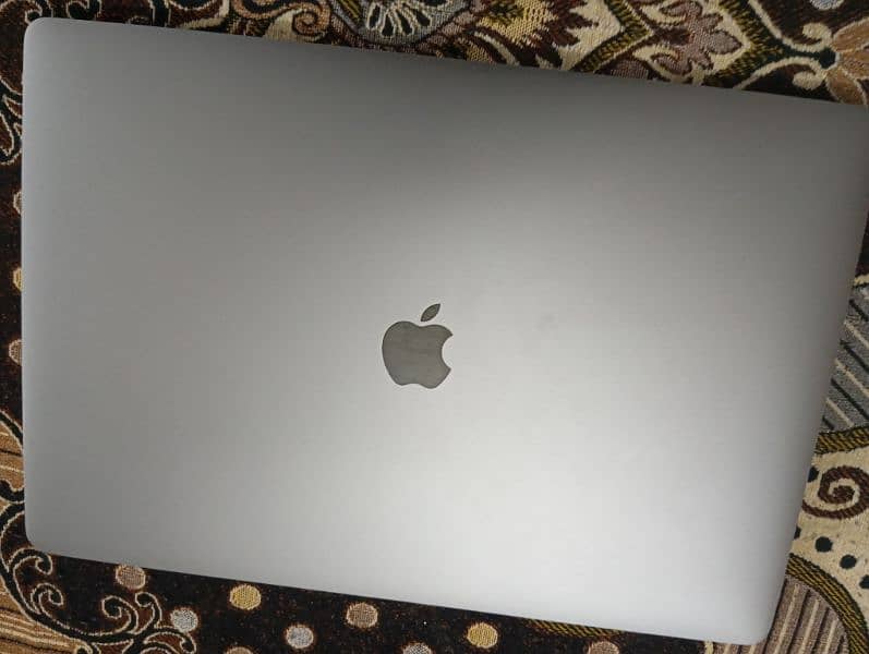 MacBook pro 2019 with charger. 16inch / 512gb / i7 9