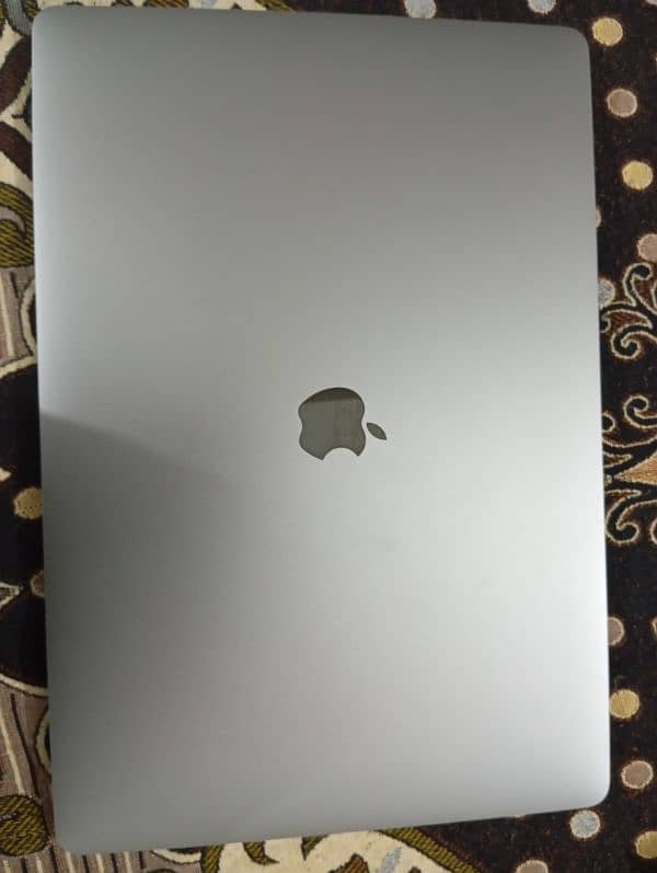 MacBook pro 2019 with charger. 16inch / 512gb / i7 10