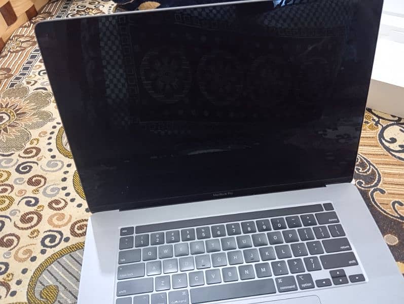 MacBook pro 2019 with charger. 16inch / 512gb / i7 11