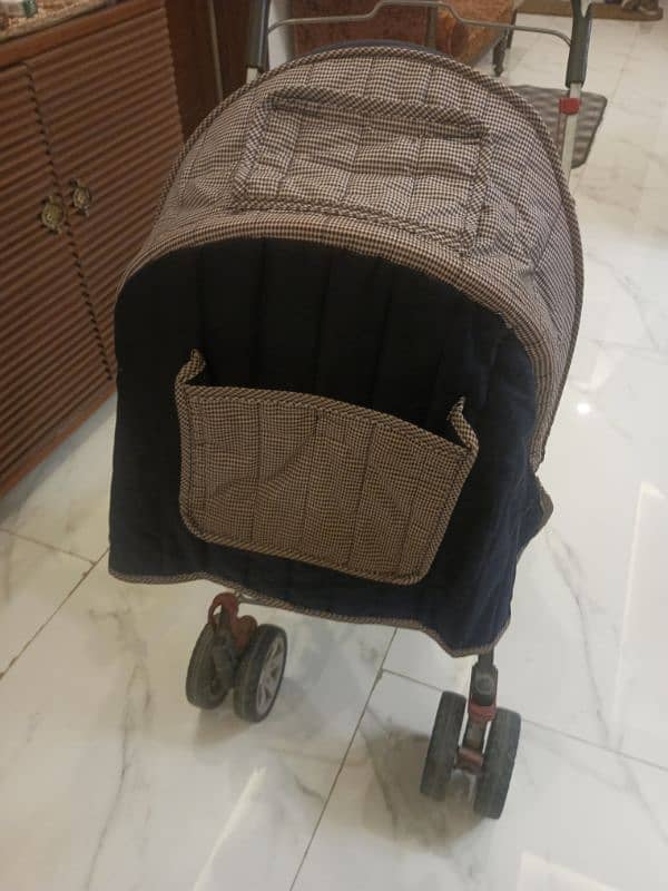 baby pram available for urgent sale 4