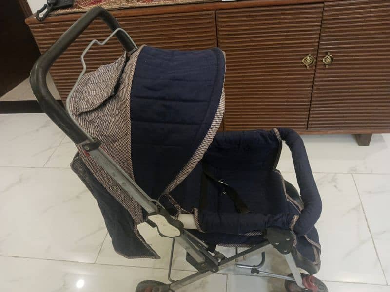 baby pram available for urgent sale 5