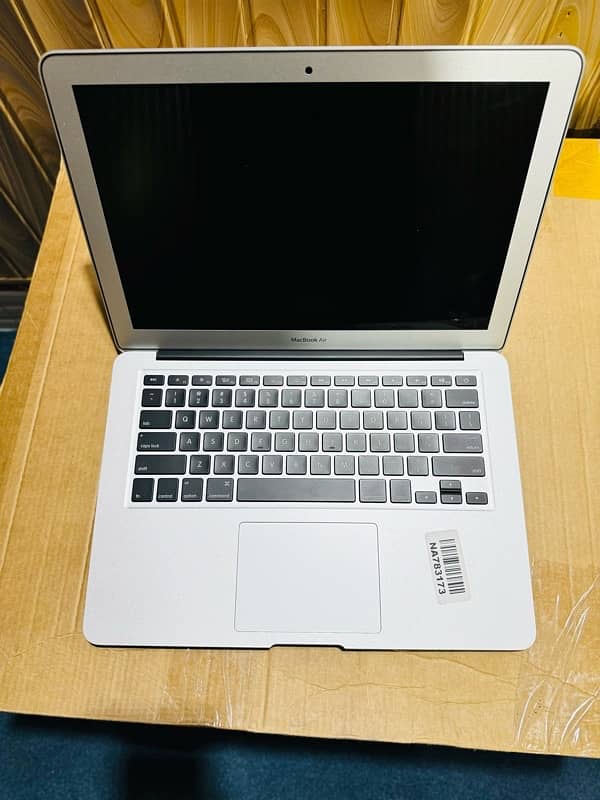 MacBook Air model 2017 13 inch core i5 ram 8 128 ssd  10by10 condition 4