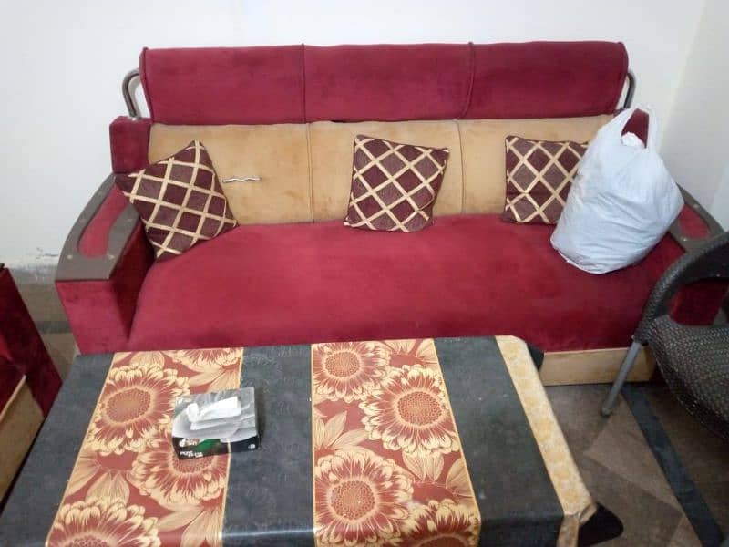 Sofa set 5 seater welvet main hai achi condition hai. urgent sale. 0