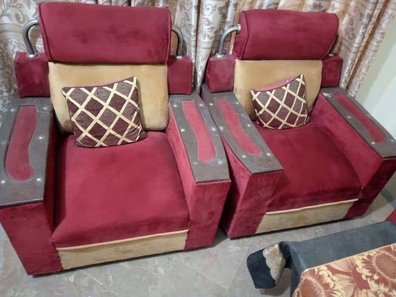 Sofa set 5 seater welvet main hai achi condition hai. urgent sale. 1