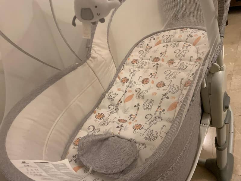 mastela deluxe Multi-Functional Bassinet ( price negotiable ) 1