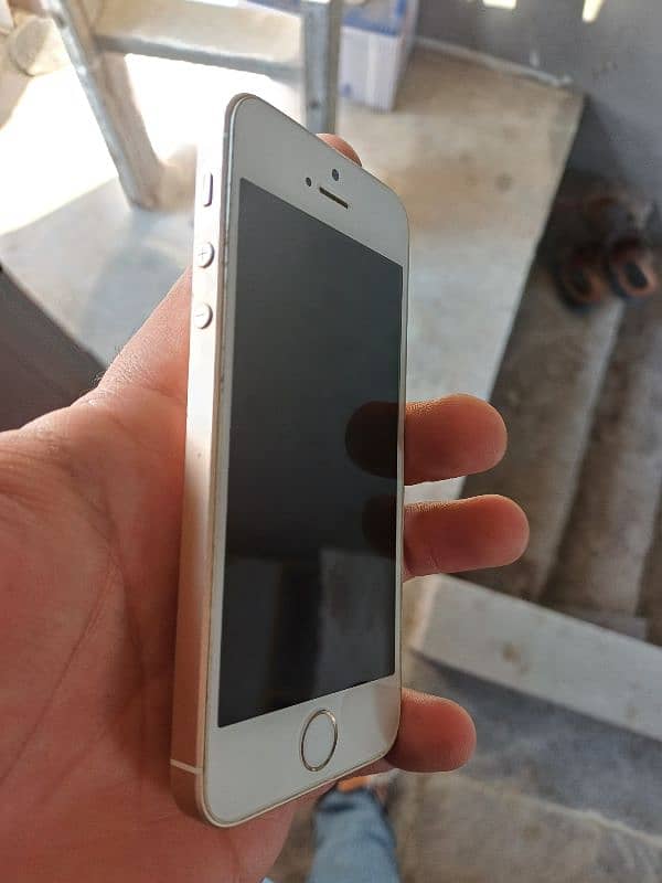 Apple Iphone SE in Good Condition 2