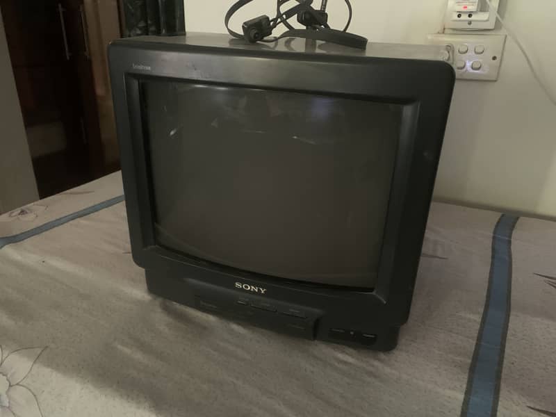 Sony Trinitron Color TV Model: KV-1435M3J 1