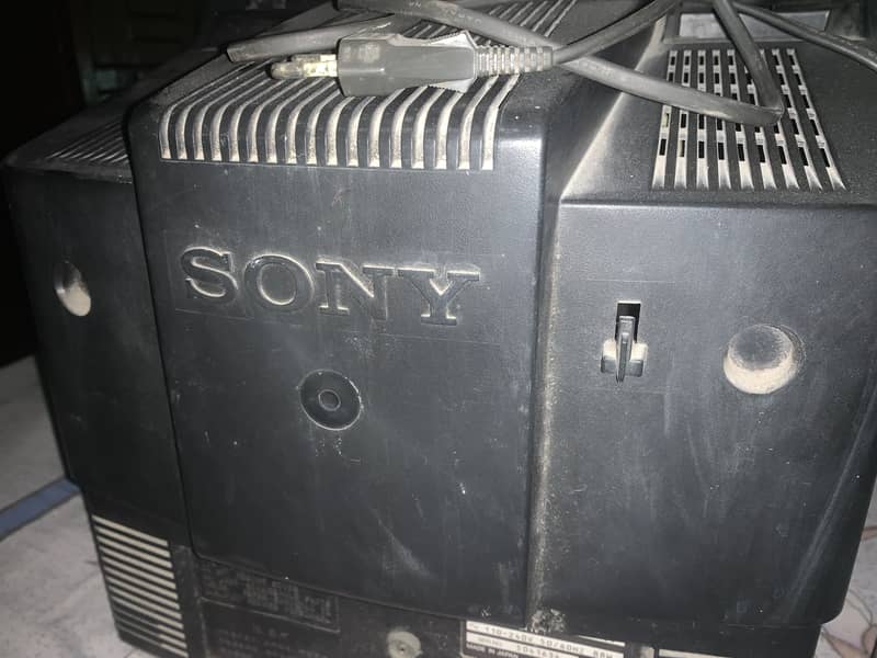 Sony Trinitron Color TV Model: KV-1435M3J 6