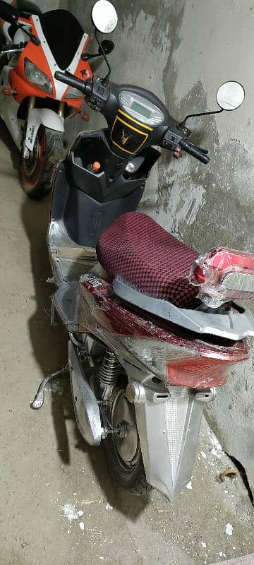 road king electric scooty available for sale good condition 1