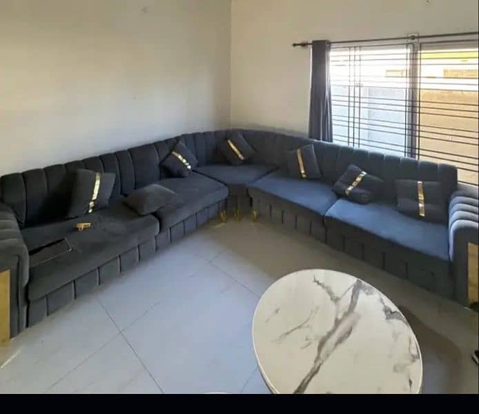 7 seter L shape sofa look new 1