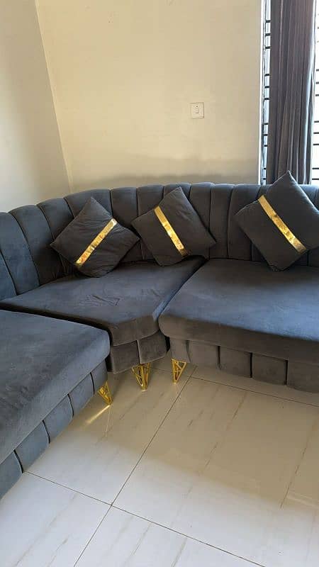 7 seter L shape sofa look new 2