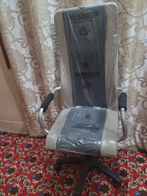 OFFICE BOSS CHAIR (URGENT SELL) 1