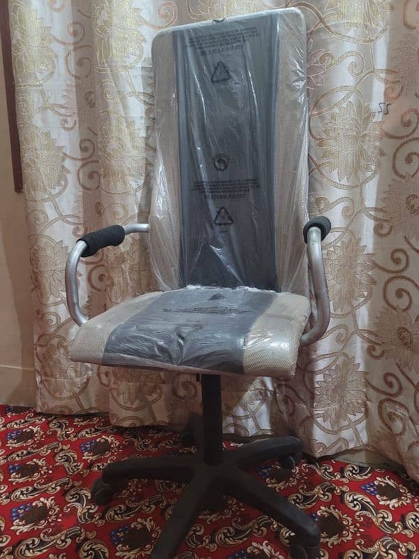 OFFICE BOSS CHAIR (URGENT SELL) 2