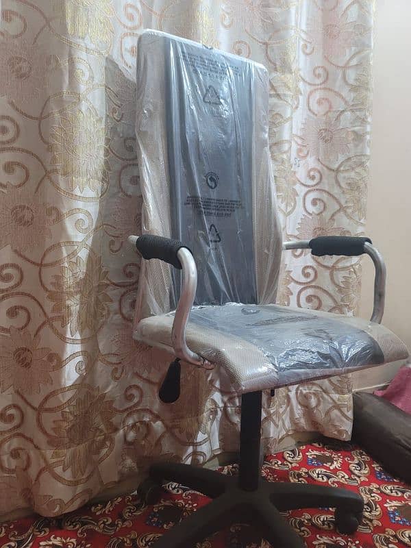 OFFICE BOSS CHAIR (URGENT SELL) 3