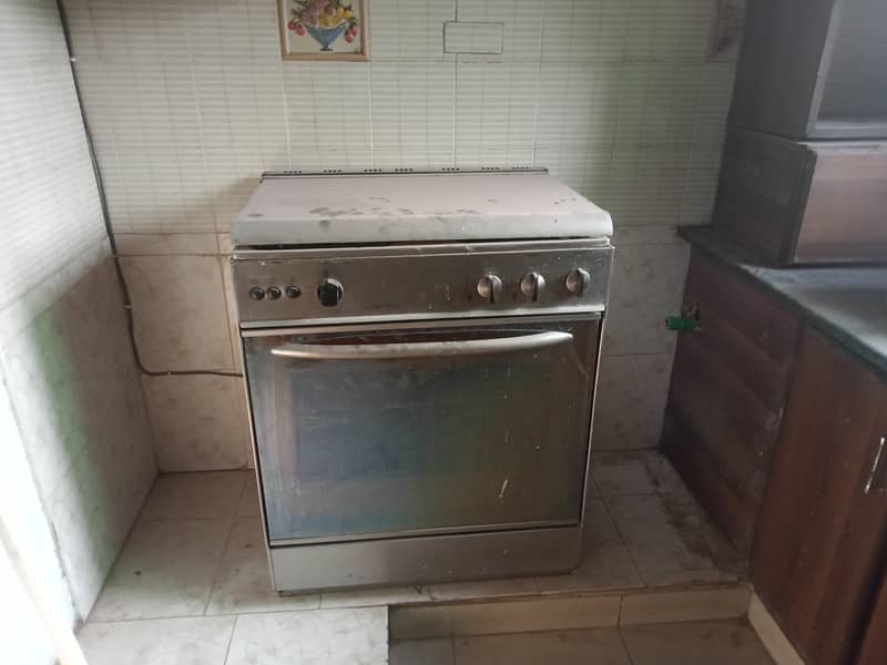 3 Burner Cooking Range with oven in good condition 0