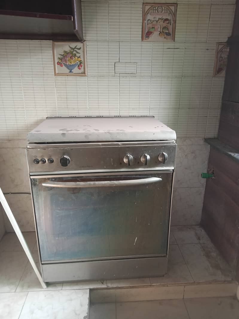 3 Burner Cooking Range with oven in good condition 1