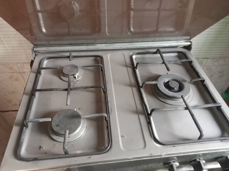 3 Burner Cooking Range with oven in good condition 2