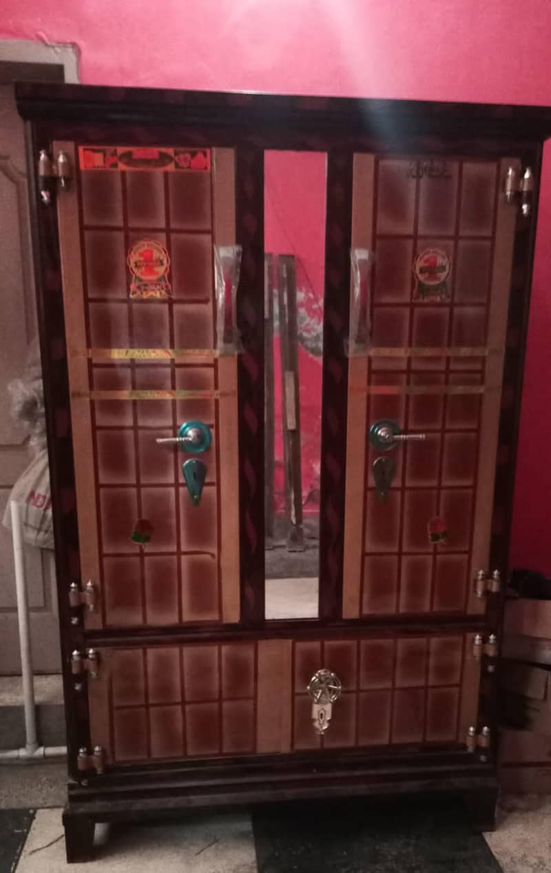 2 door wardrobe with mirror in new condition 0