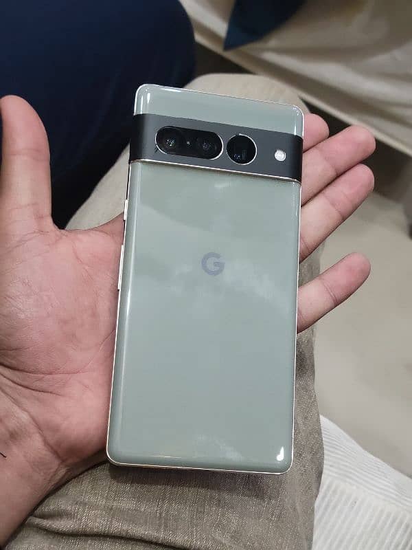 Pixel 7 pro with box 10/10 sim time avail 2