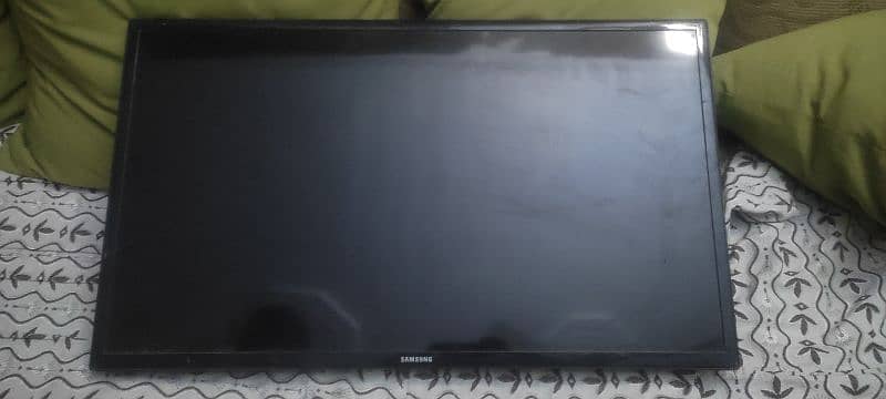 samsung egypt 32 inch . . back led problem, screen has 3  green lines 3