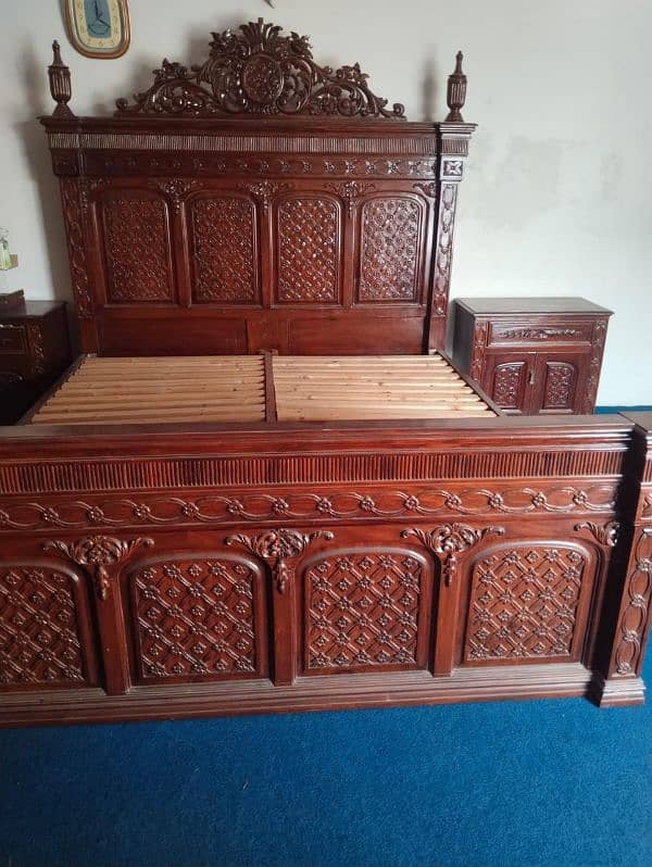 Complete bed set with site tables and dressing. 0