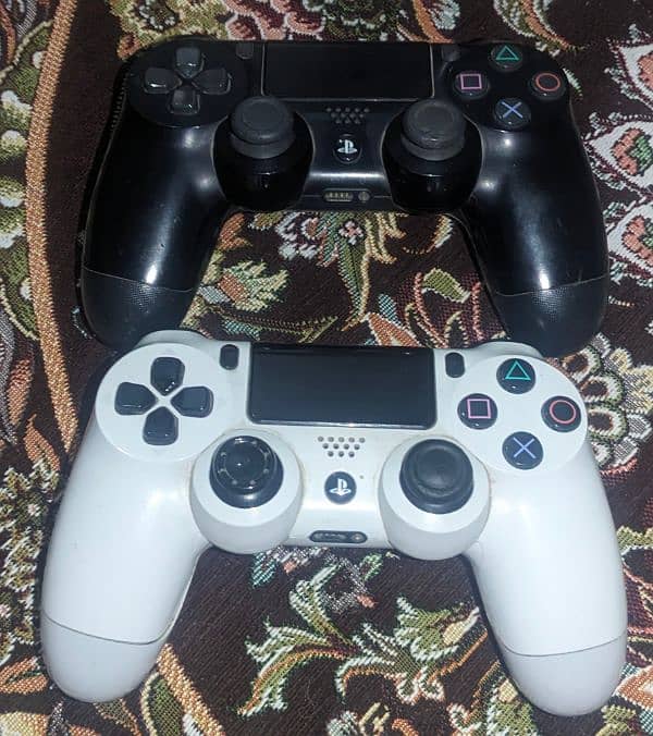 playstation 4 , 2 controllers and 3 disc games 2