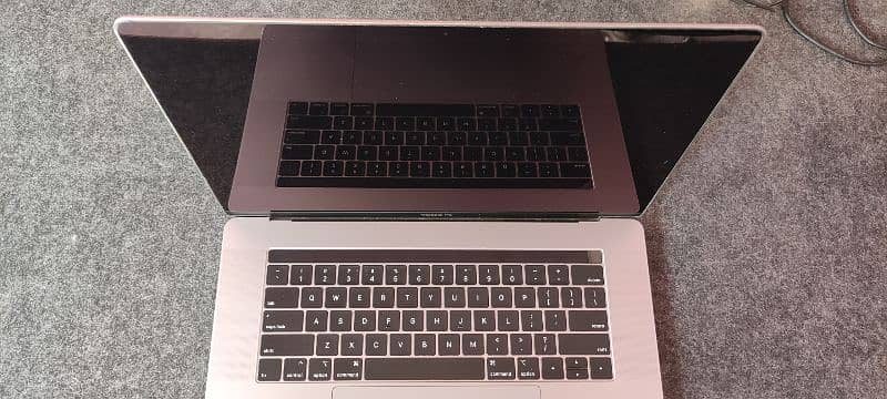 MacBook PRO 15" 2018 i7 16/256GB 0