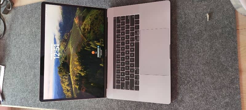 MacBook PRO 15" 2018 i7 16/256GB 4